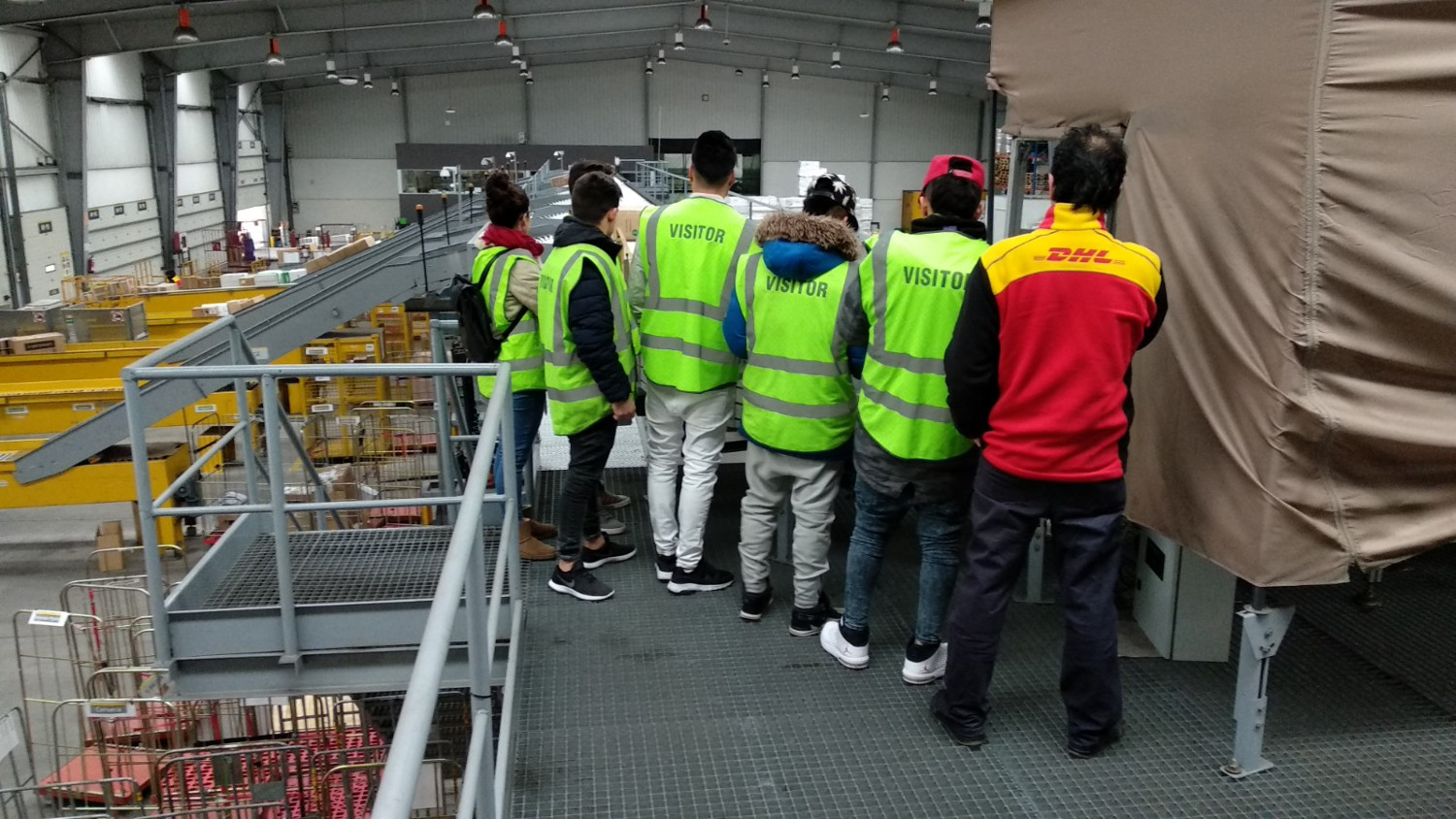 DHL Logroño recibe la visita de varios jóvenes a sus instalaciones a través de la Red Nodus.
