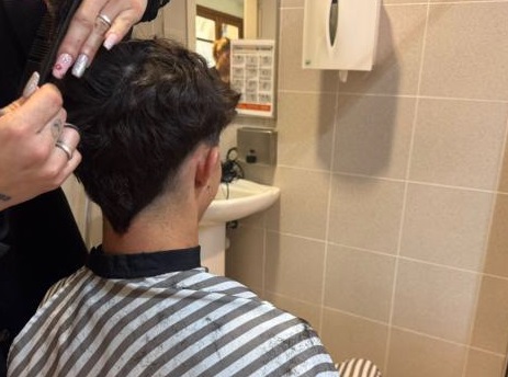 Corte de pelo a un joven usuario de Fundación Diagrama