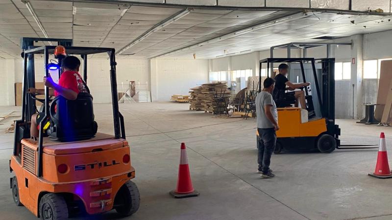Dos de los jóvenes realizan una práctica de conducción